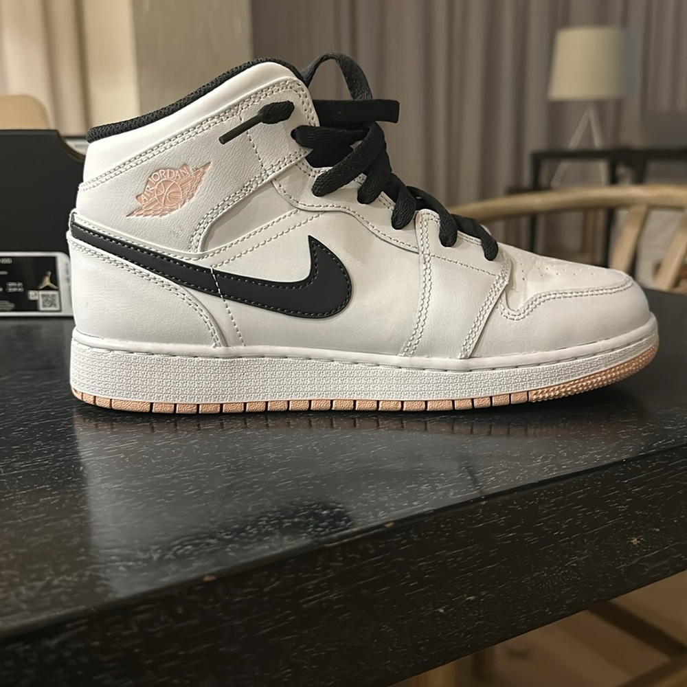 Air Jordan 1 Mid. ‘White Artic Orange’ Great Condition.